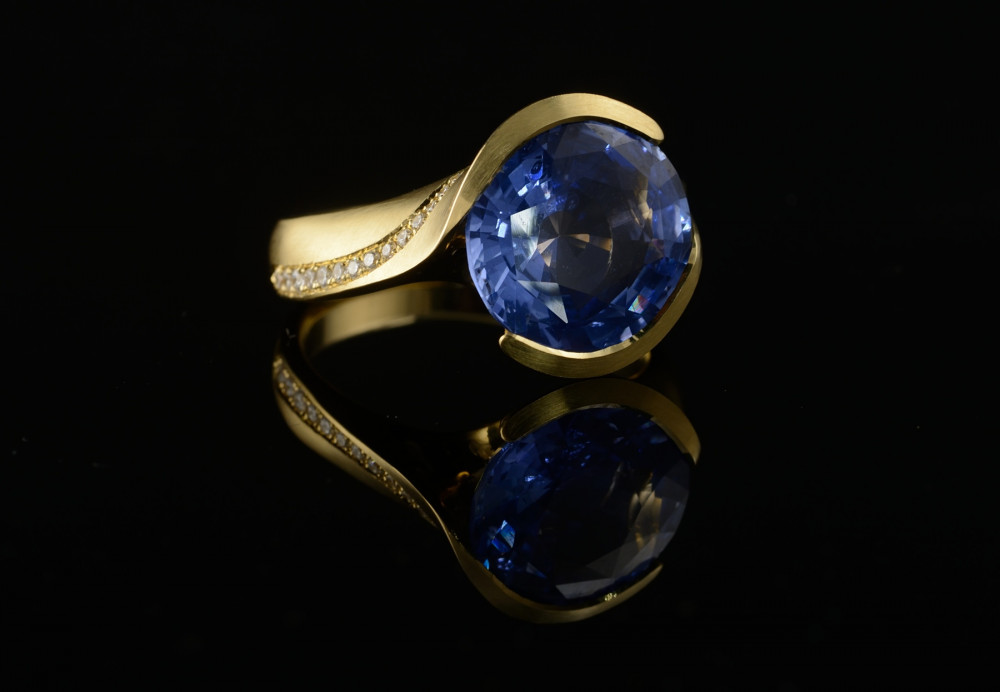Carved yellow gold cocktail ring with 10ct sapphire and diamonds