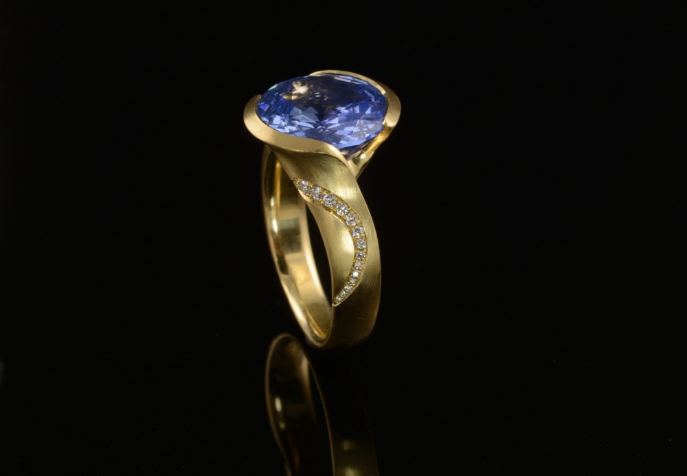 Carved yellow gold cocktail ring with blue sapphire and diamonds