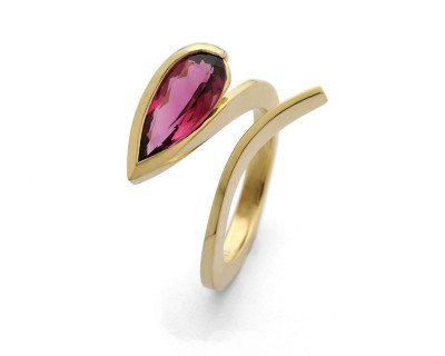 Forged yellow gold ring with pear rubellite tourmaline