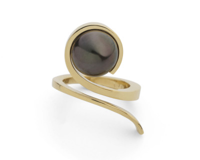 18 carat forged gold ring with tahitian pearl