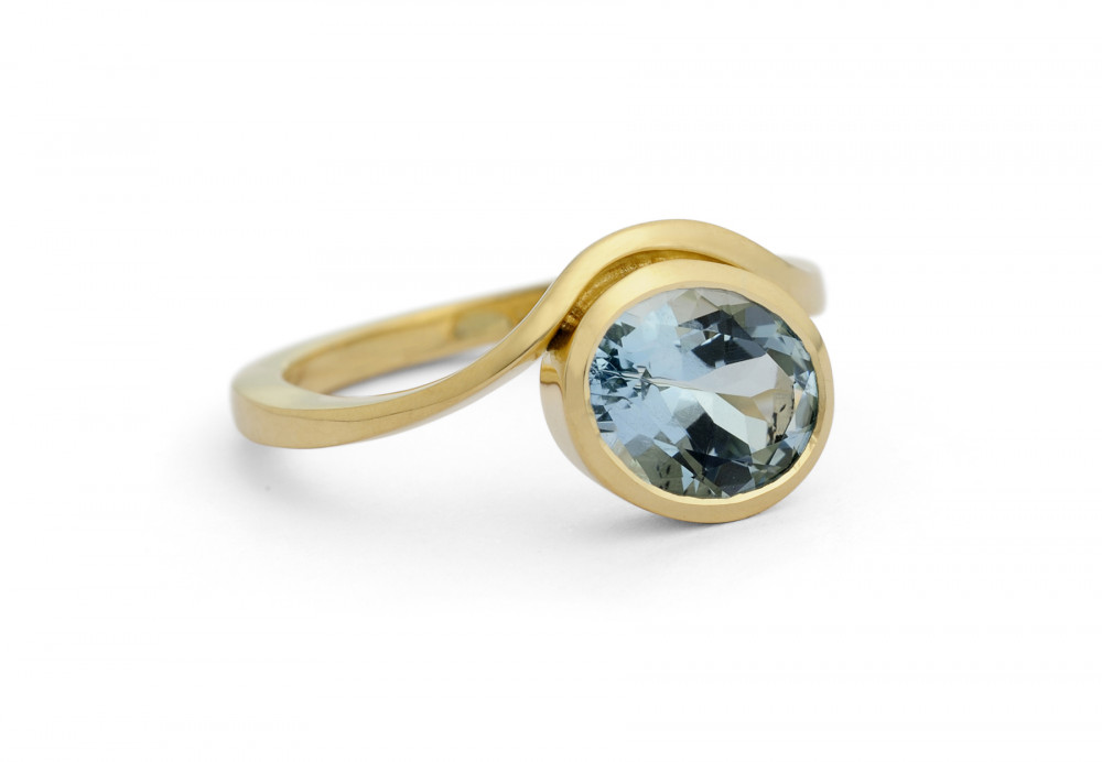 18 carat yellow gold cocktail ring with aquamarine