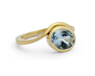 18 carat yellow gold cocktail ring with aquamarine
