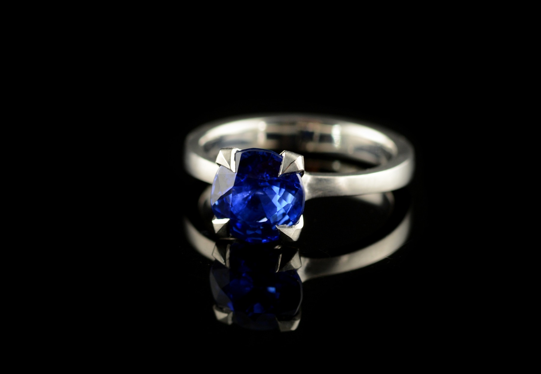 Platinum and sapphire ring with 4 pointed claws