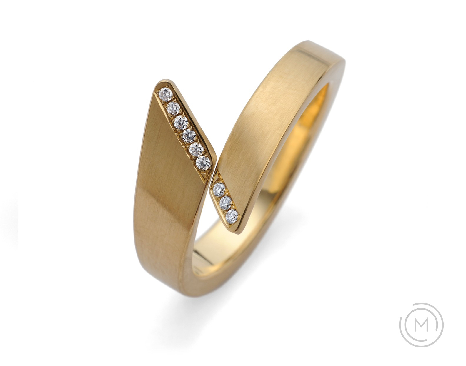 Alternative wedding ring forged yellow gold and diamond
