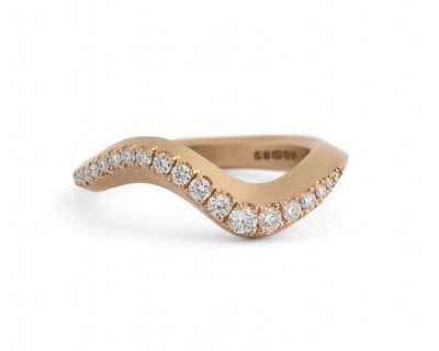 Arris band ring rose gold with castelle white diamonds