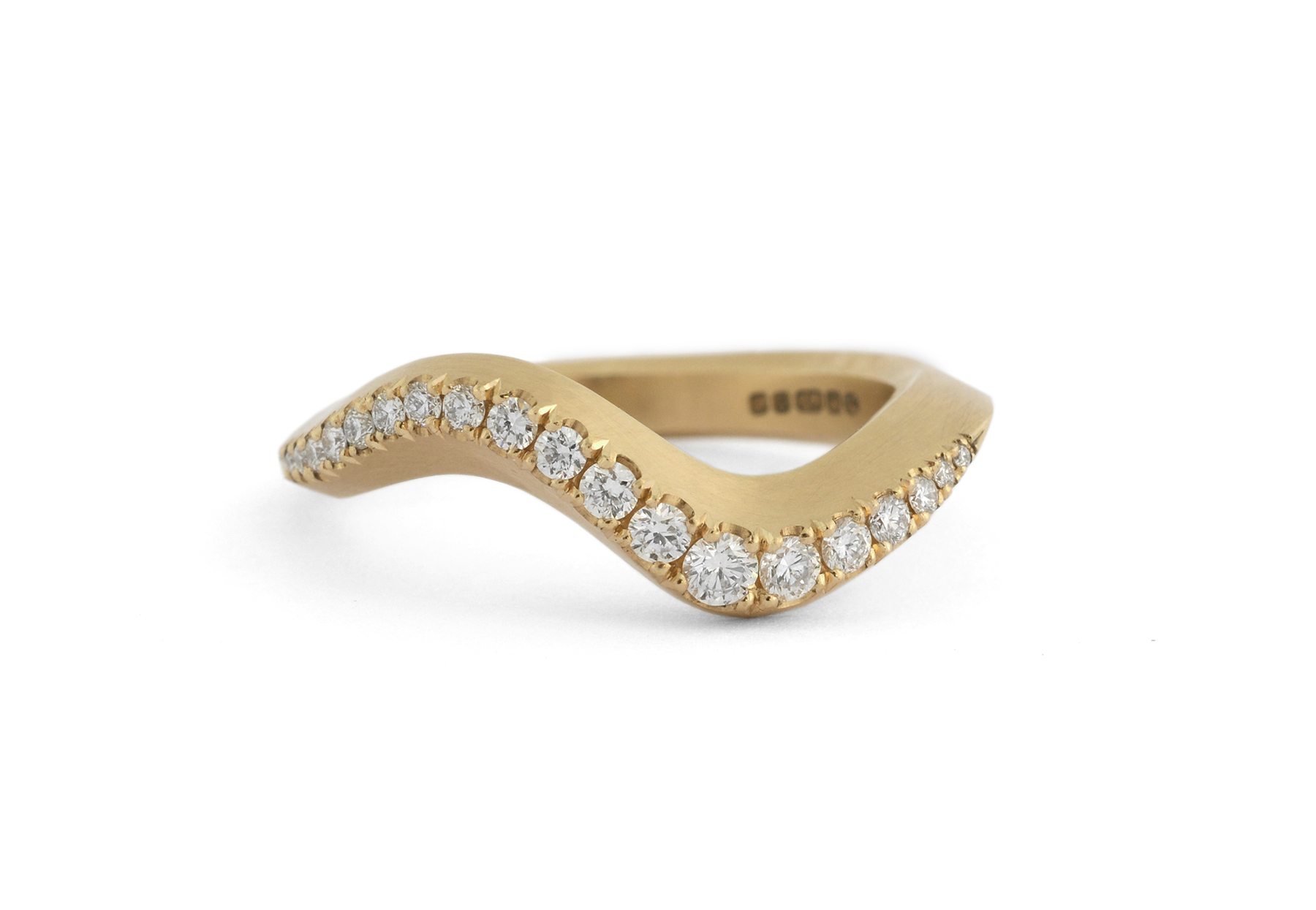 Arris band ring yellow gold with castelle white diamonds