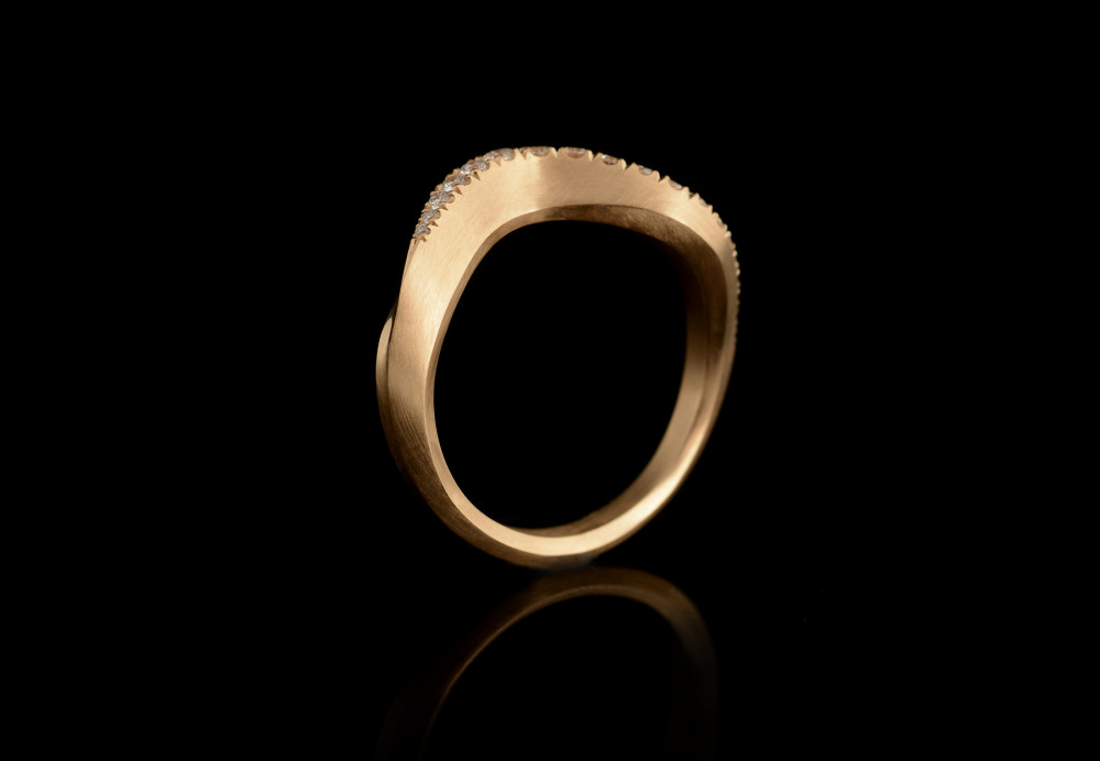 Rose gold Arris ring with castelle diamonds