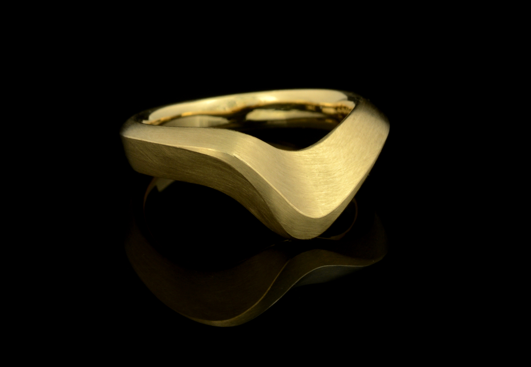 Arris carved wedding band 18-carat yellow gold