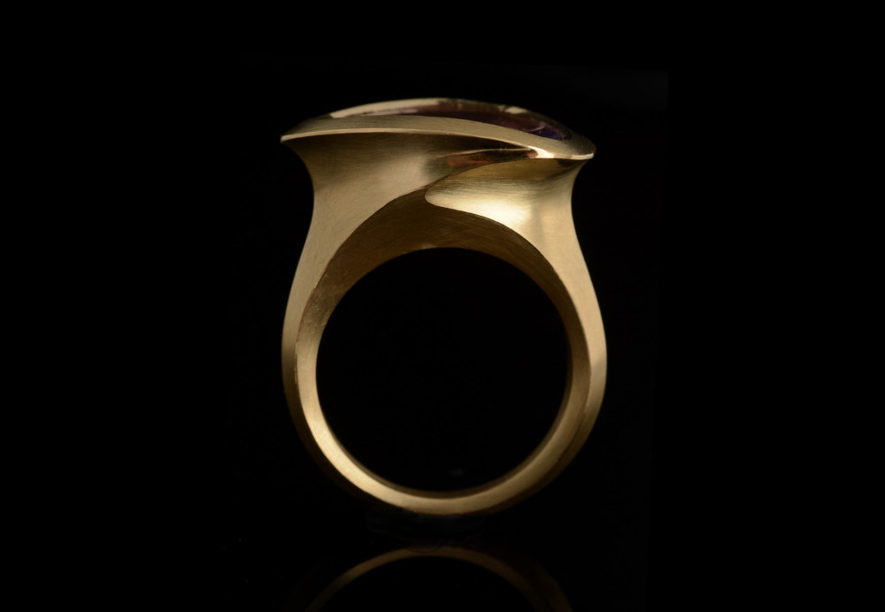 Arris carved 18ct yellow gold and amethyst cocktail ring
