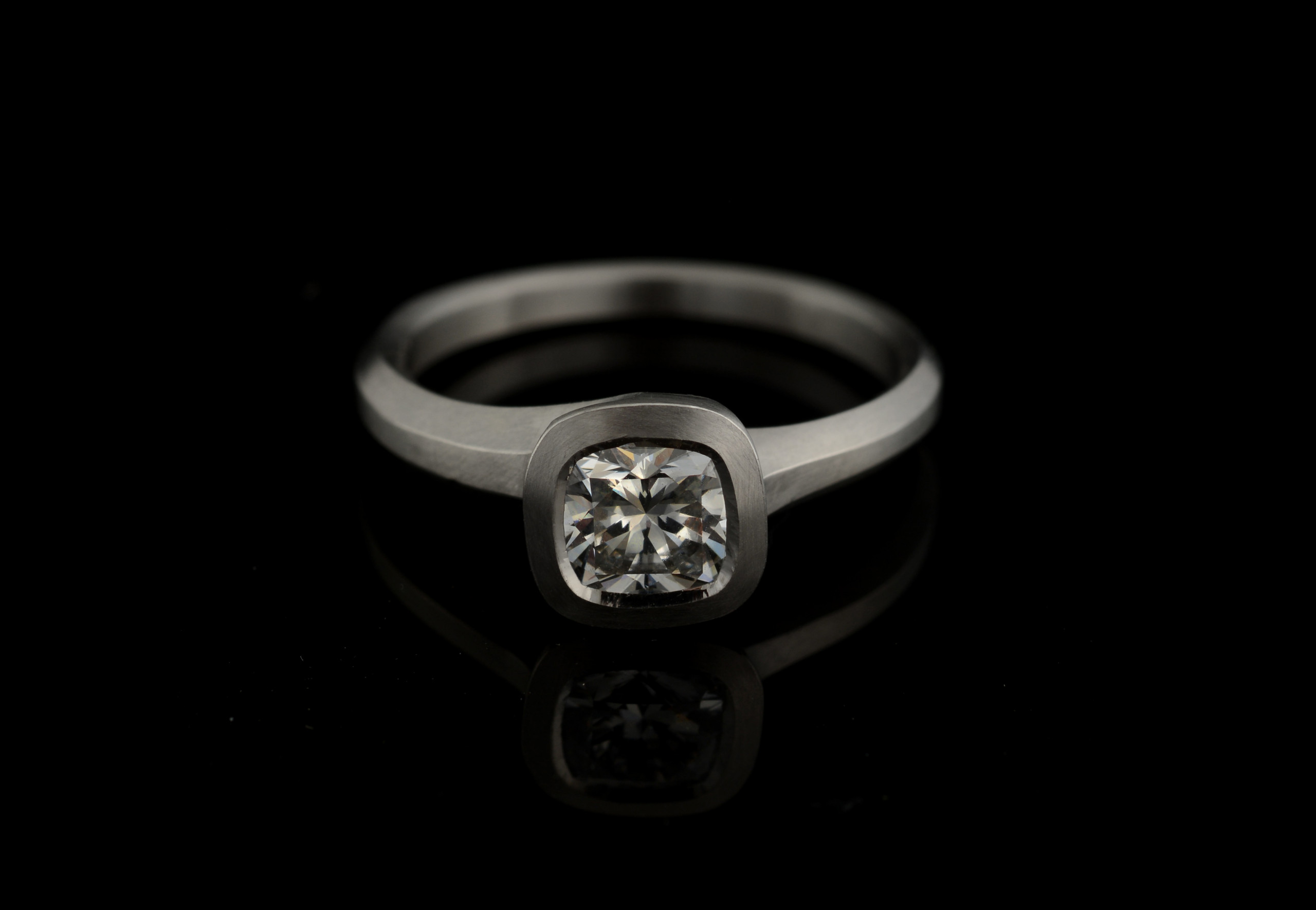 Arris-ring-platinum-white-cushion-brilliant-0.73ct