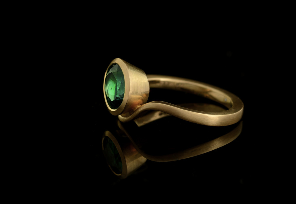 Oval green tourmaline and yellow gold Balance ring