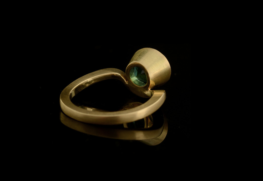 Oval green tourmaline and yellow gold Balance ring 3