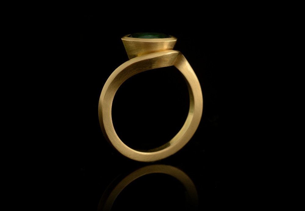 Oval green tourmaline and yellow gold Balance ring