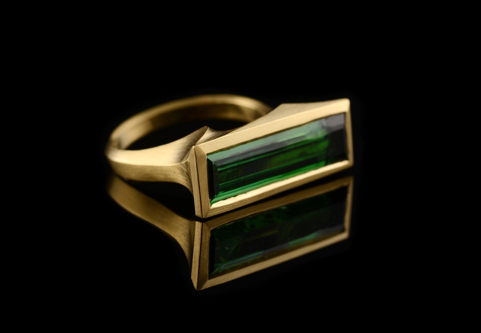 Carved Arris cocktail ring 18 carat yellow gold and green tourmaline