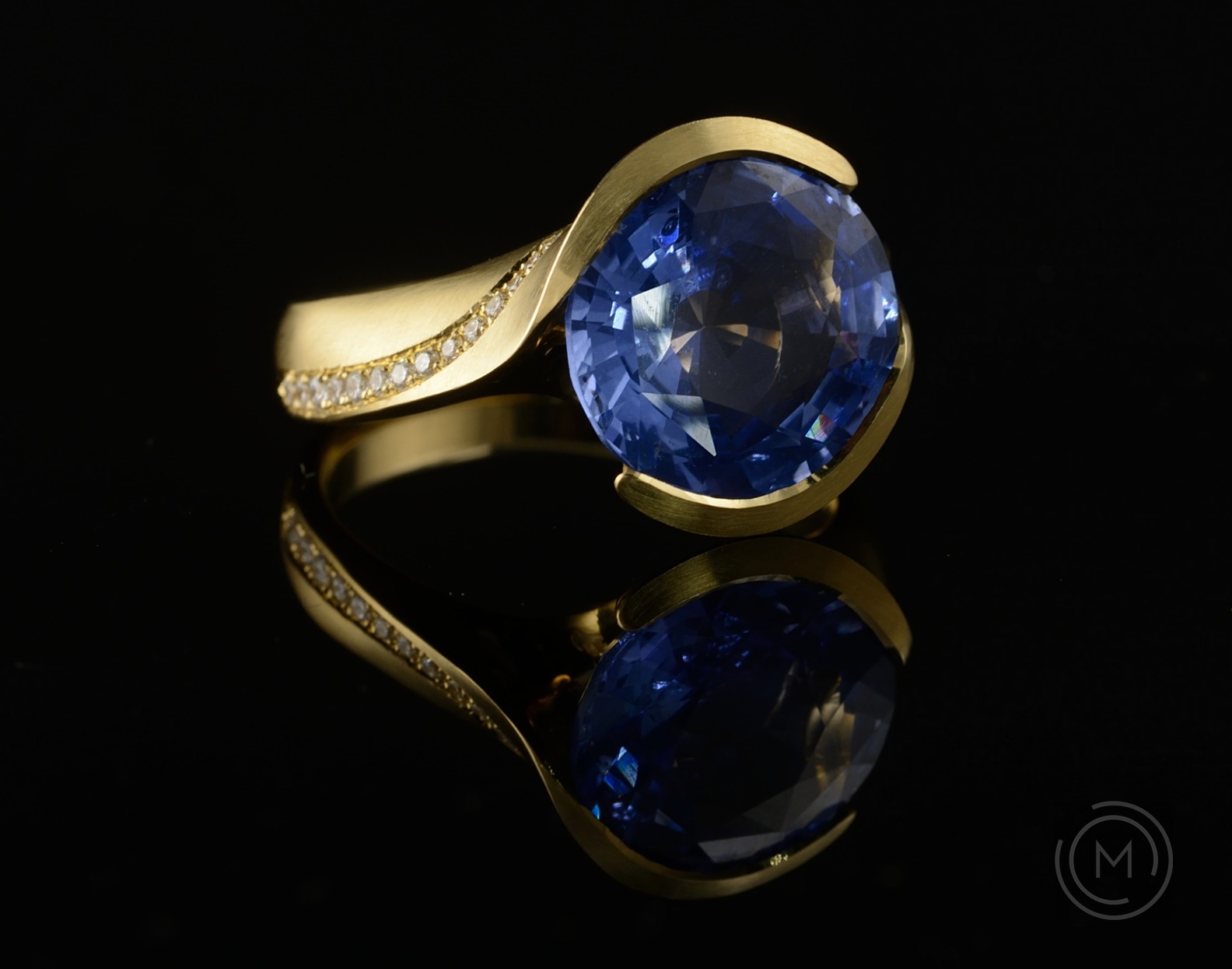 Carved yellow gold cocktail ring with large blue sapphire and white diamonds