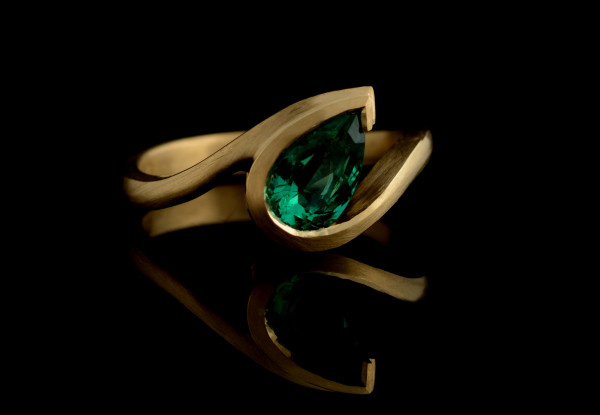 Emerald-pear-0.85ct-18ct-yellow-gold-wave-ring