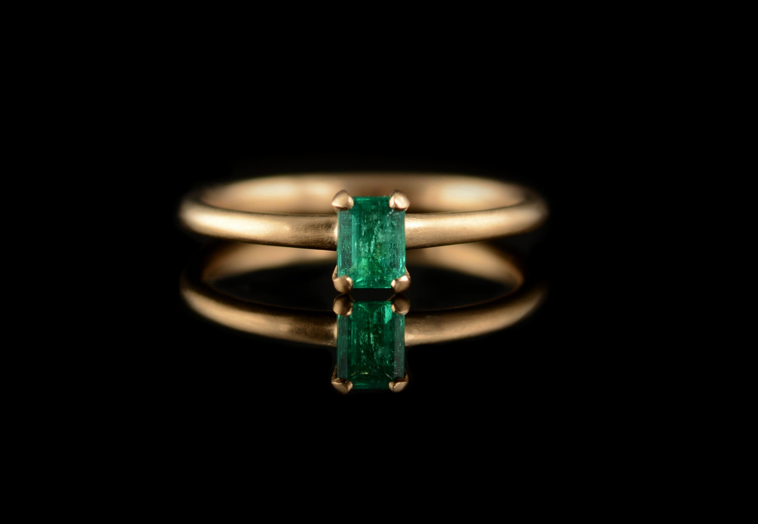 Modern 4-claw solitaire engagement ring emerald and rose gold