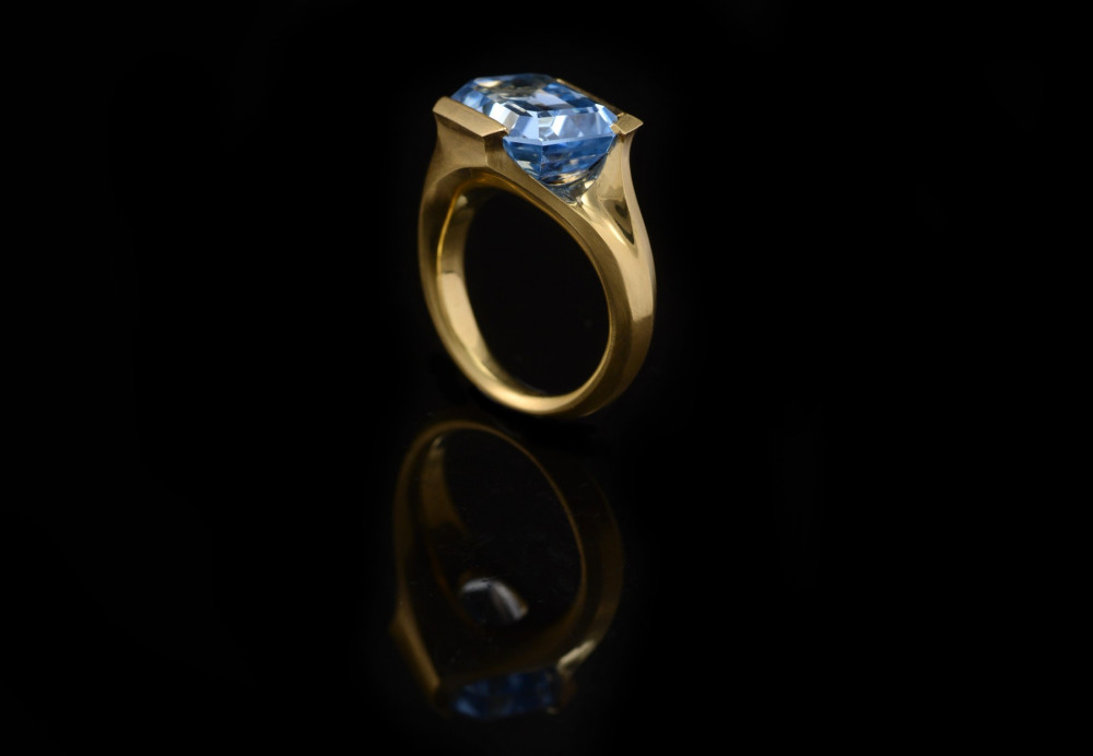 Hand carved yellow gold and blue spinel cocktail ring