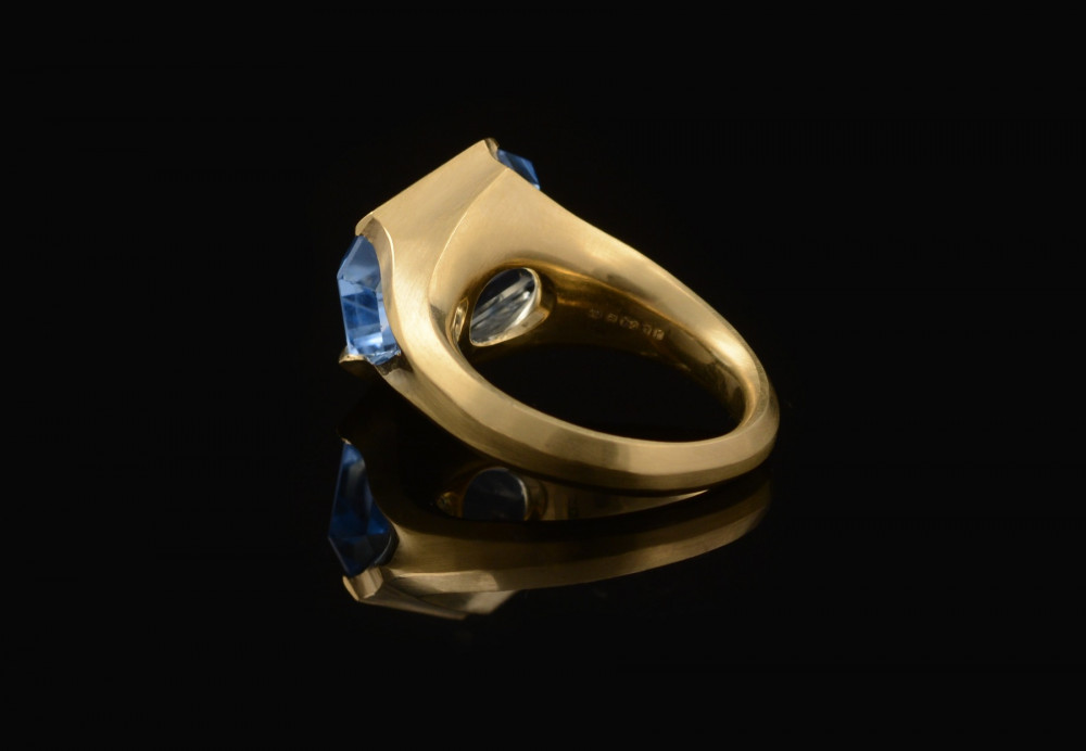 Rectangular blue spinel and carved gold cocktail ring