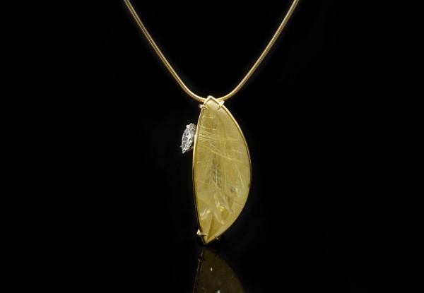 Yellow gold and rutilated quartz pendant
