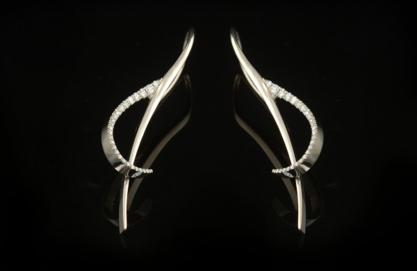 Serif diamond and white gold earrings