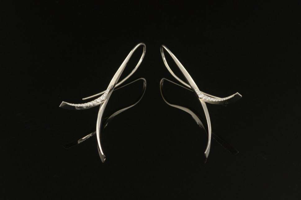 Serif white gold and diamond forged earrings