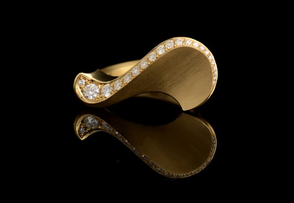 Sigma Arris ring in yellow gold and white diamond