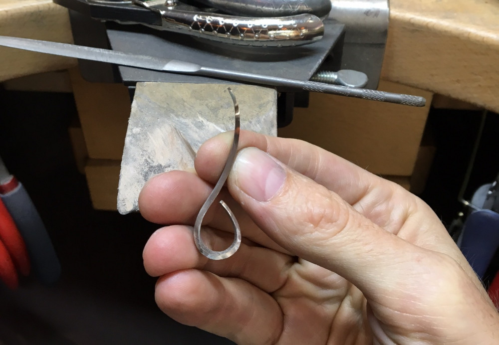 Making a hand forged white gold pendant