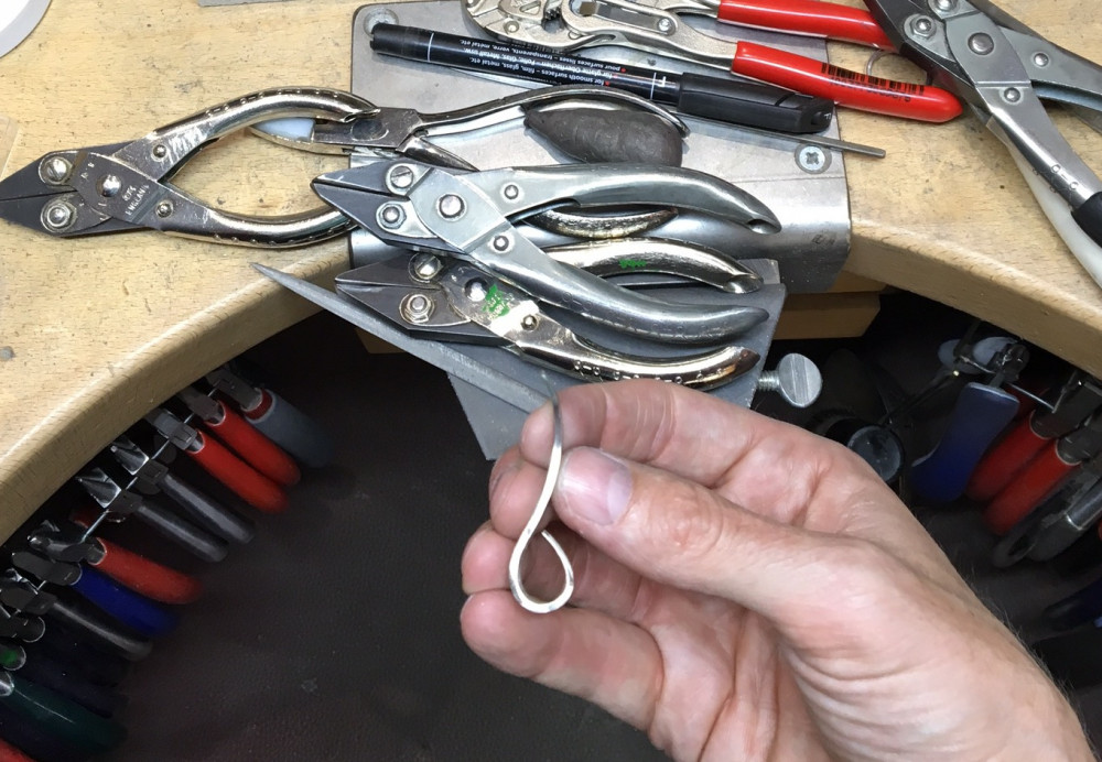 Making a hand forged white gold pendant