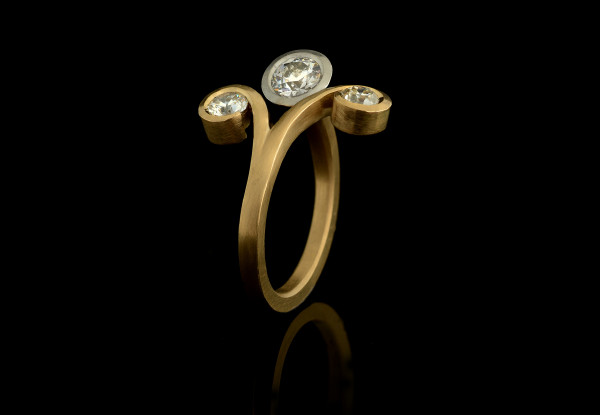 Forged three-stone 18-ct yellow gold and platinum cocktail ring old-cut diamonds
