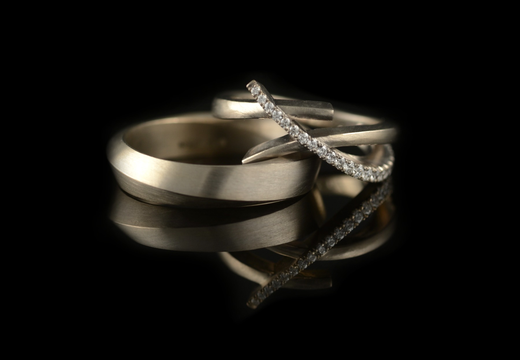 Unusual Mobius and crossover wedding rings