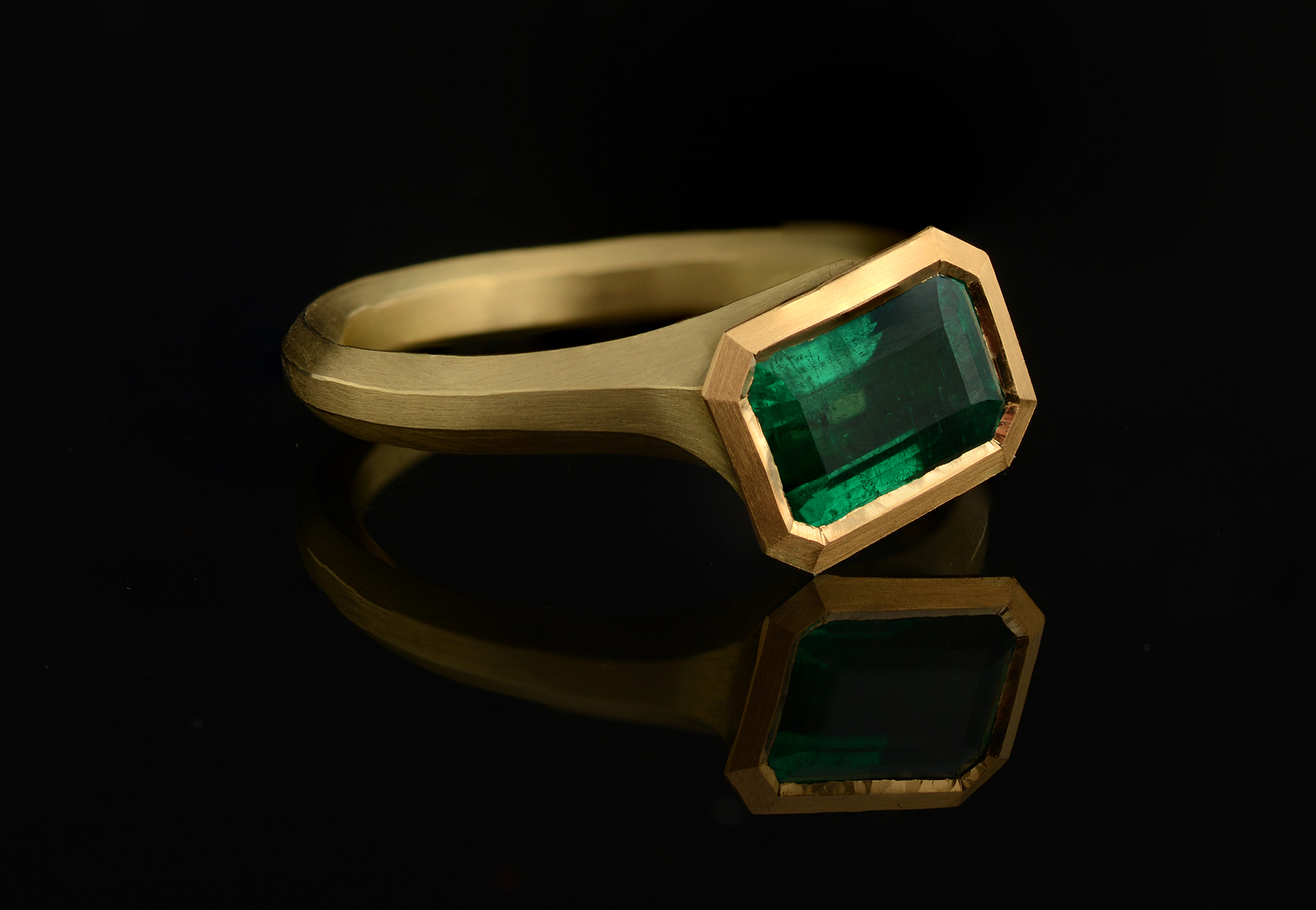 Carved Arris yellow gold and emerald ring
