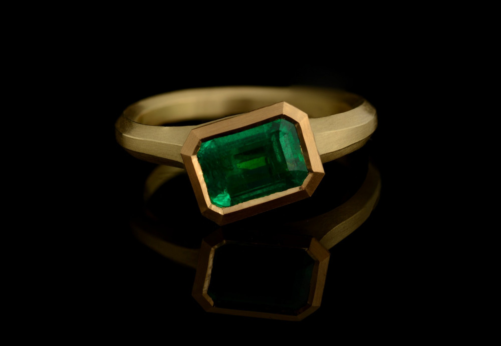 Arris carved yellow gold and emerald ring