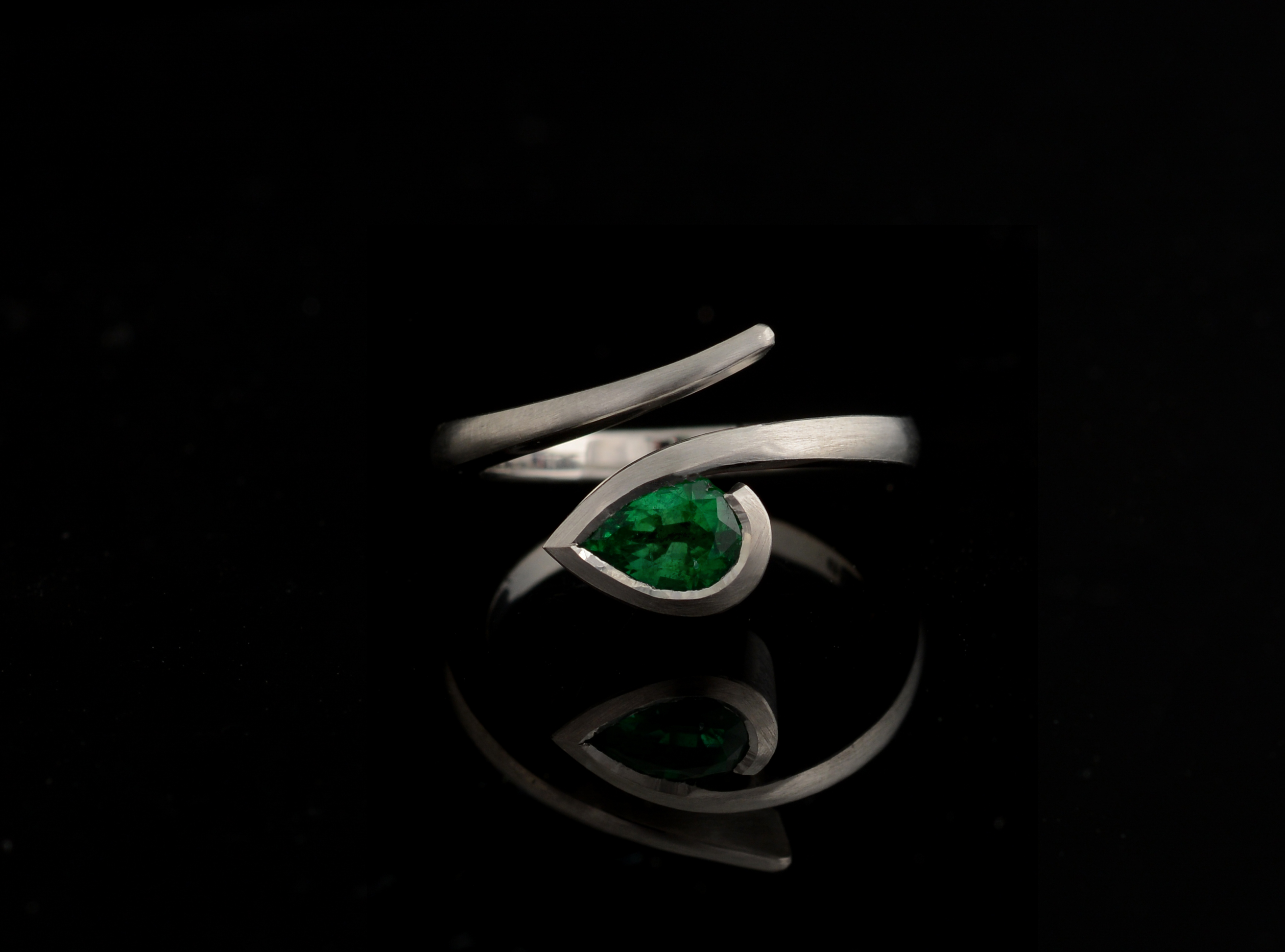 emerald-pear-platinum-twist-ring