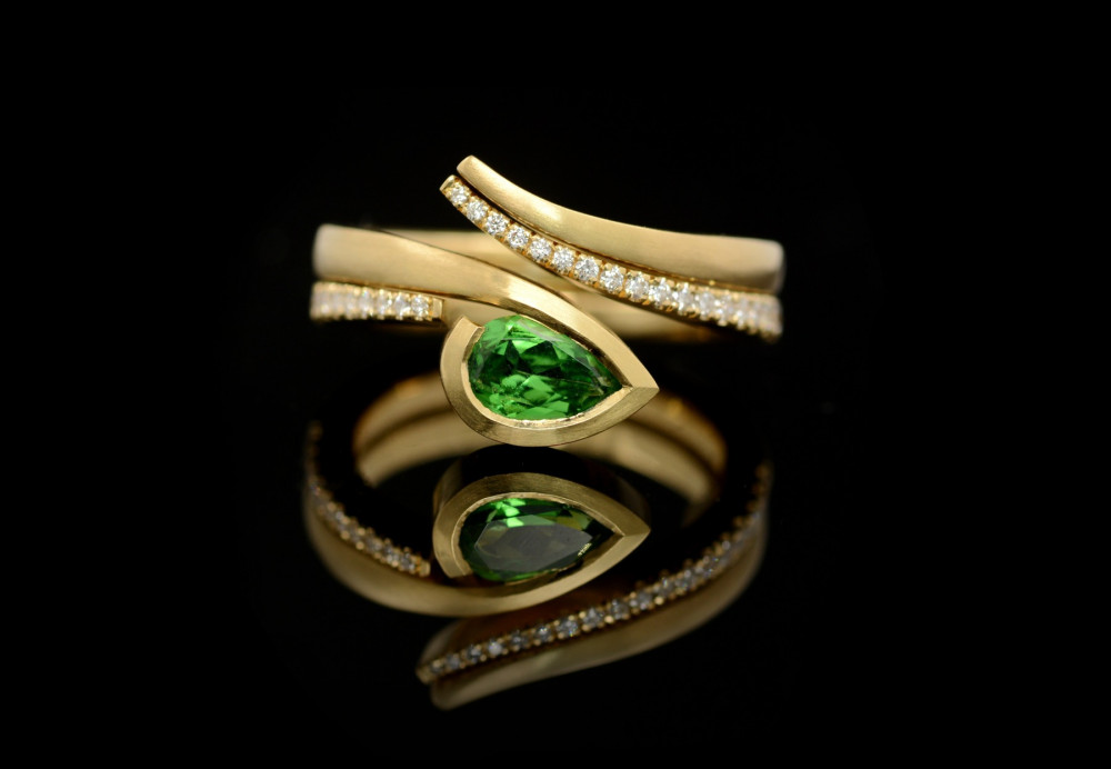 Yellow gold and green garnet 'Twist' ring with fitted band