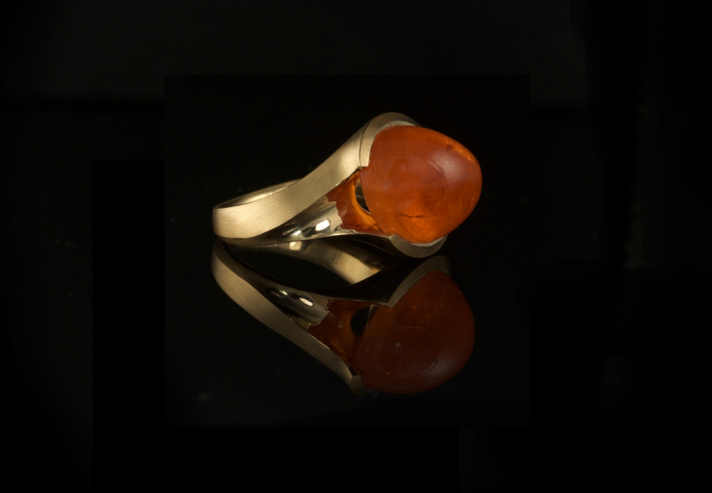 Mandarin garnet and rose gold ring seen from side