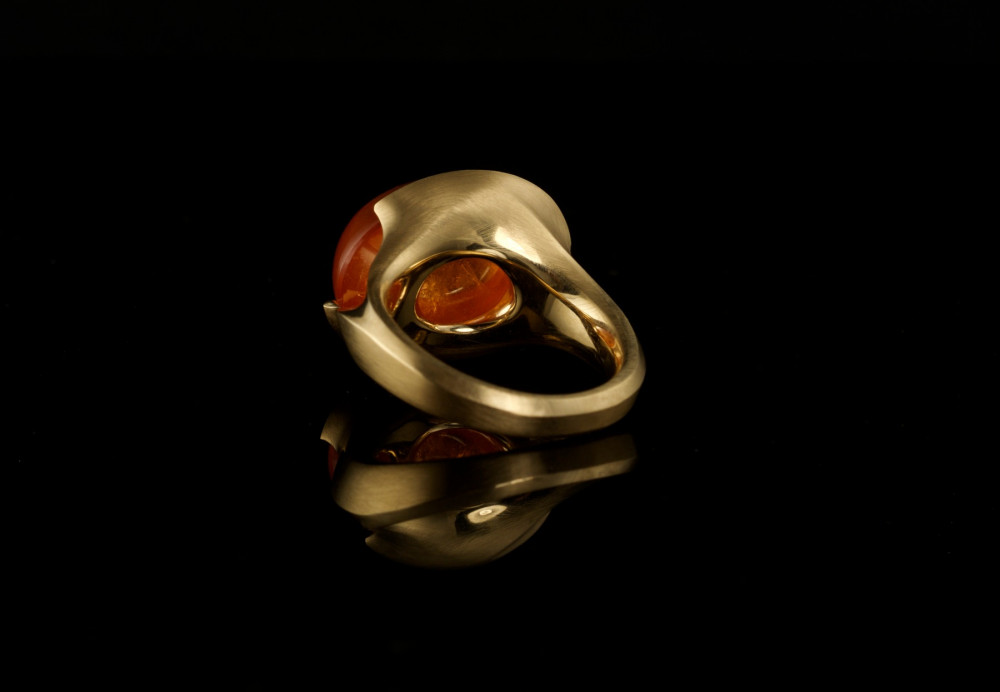 Mandarin garnet and rose gold ring seen from back
